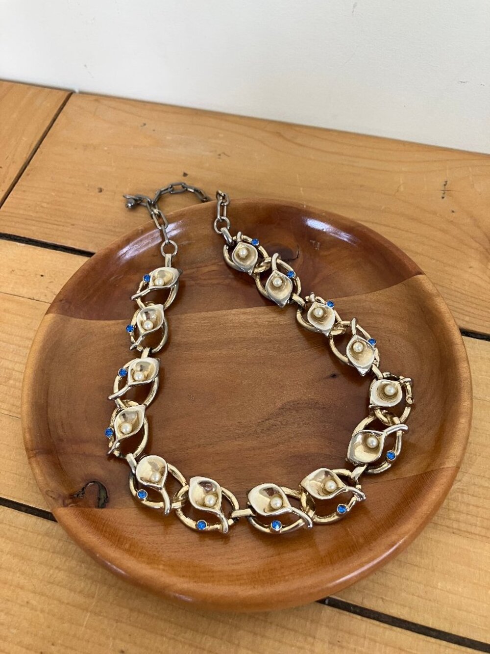 Calla Lily Floral Necklace Faux Pearl & Blue Rhinestone Vintage Gold-Tone 60s - Picture 6 of 8